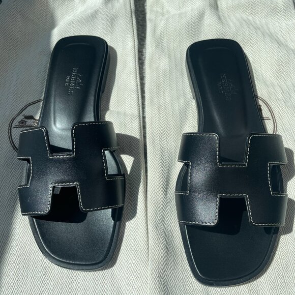 Hermes Oran Sandal in Black Leather - Picture 2 of 12